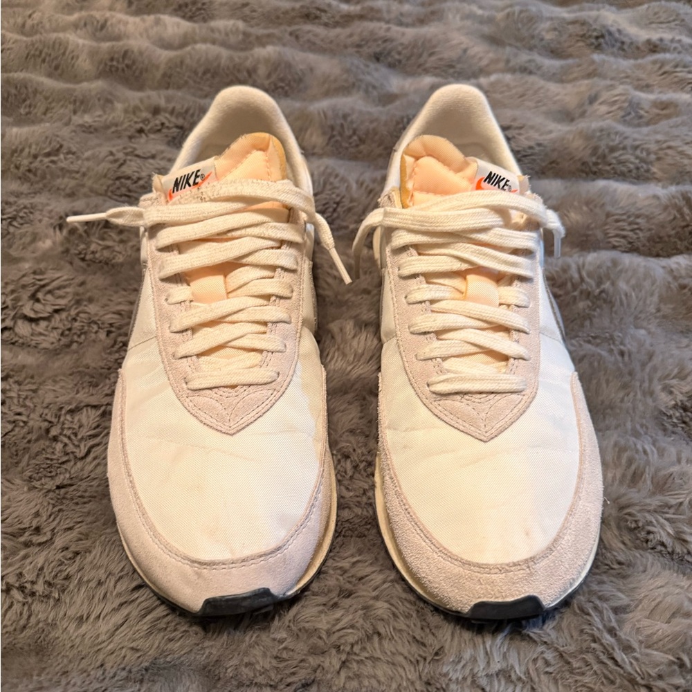 Nike Waffle Trainer 2 SE in the Sail/Light Bone